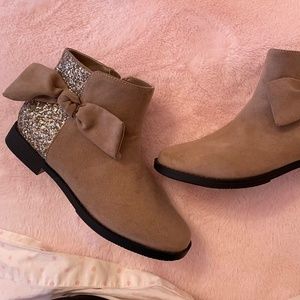 Kenneth Cole Tan booties with glitter - look brand new